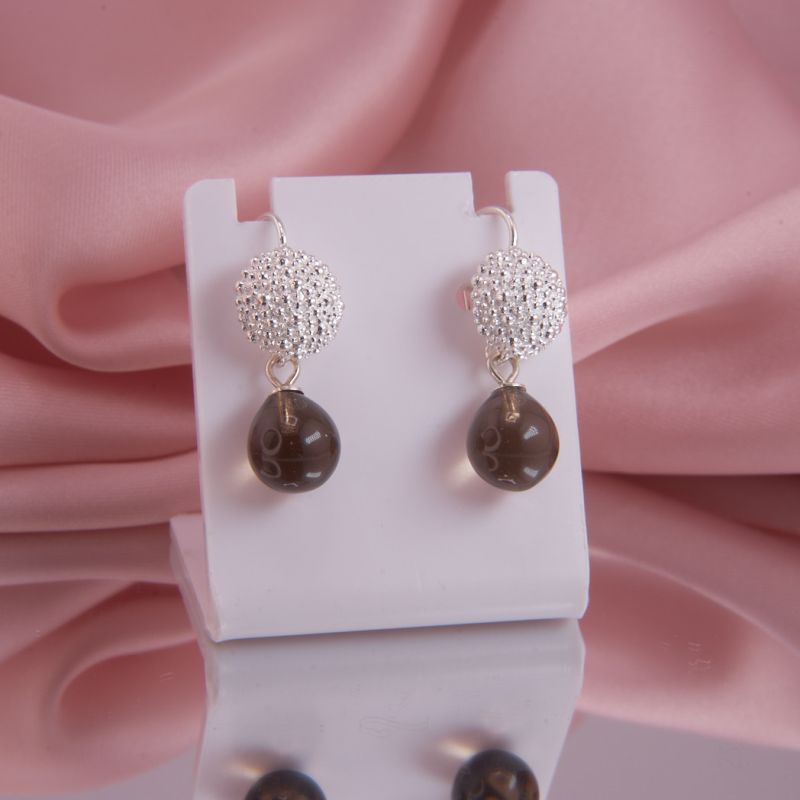 Preview: Elegante Ohrhänger Bella aus 925 Silber mit granulierten Halbkugeln und frei schwingenden, mittelbraunen Rauchquarz-Tropfen präsentiert hängend auf Schmuckständer.